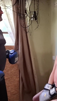Silver daddy boxer testando sua força no Jobber