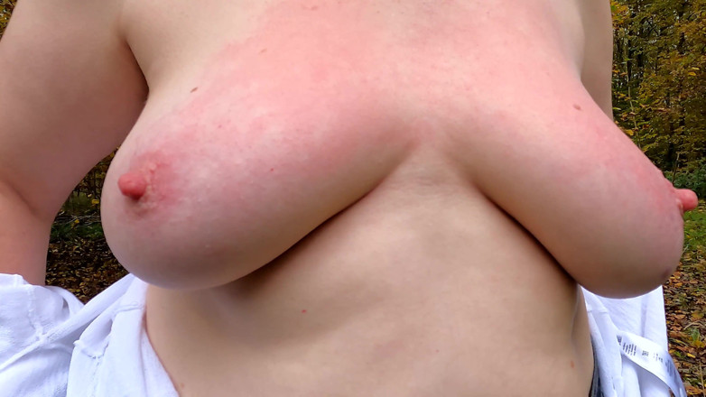 Bouncy Tits Action: Otevři bundu a nech mě ztrestat tvá nahá prsa