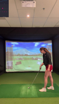 Prova di Golf in un Simulatore con Il mio lush in! Cercando di non venire mentre scambio!