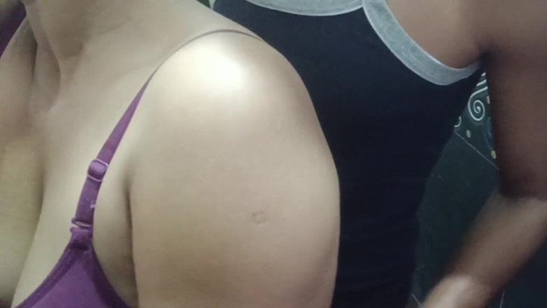 Nima: Gorąca indyjska Bhabhi rucha swojego chłopaka w łazience