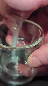 Nahaufnahme Edging, mehrere cumshots lecken ins Glas. Zeitlupe verweigerung, ruinierter orgasmus, Seilschießen, ungeschnitten