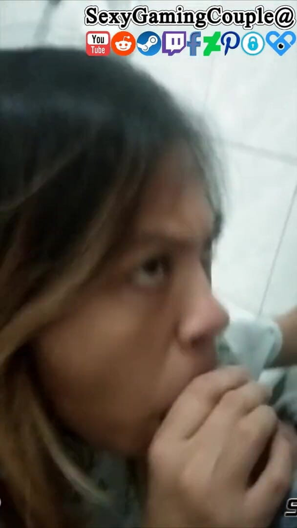 SexyGamingCouple: Těhotná manželka kouří v koupelně s iv stále v paži