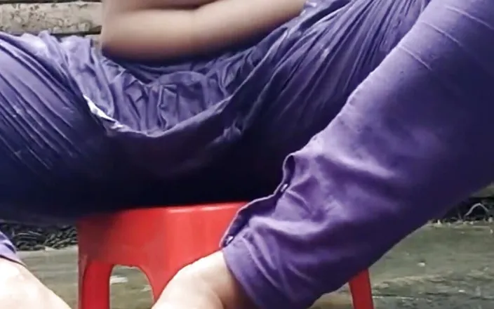 ModernBeauty: I Record a Video While I'm Bathing Alone in Village...