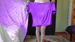 Kitty_Cross: सुंदर बहिन मुलायम हाथों से पेस्टल नोटबुक पकड़ रही है