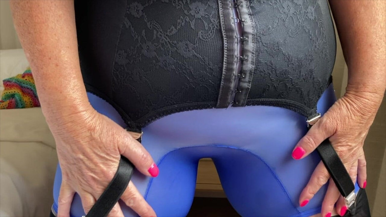 Mr MF: 成熟したミセス 足はナイロンで覆われている