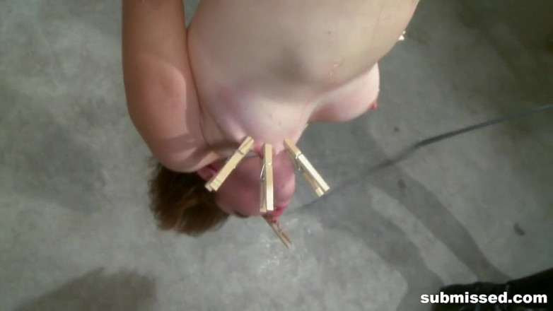 Submissed: 年轻的宝贝被颠倒地绑住并被用热蜡惩罚