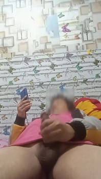 Tu mejor amiga a la que le encanta masturbarse mientras mira audaz.