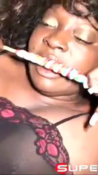 Lisa Rivera zuigt tegelijkertijd een lolly en een lul