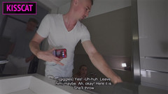 KissCat: S5e3 În culise, partea 2: Mama vitregă lui Matthew Meier în baie sexy