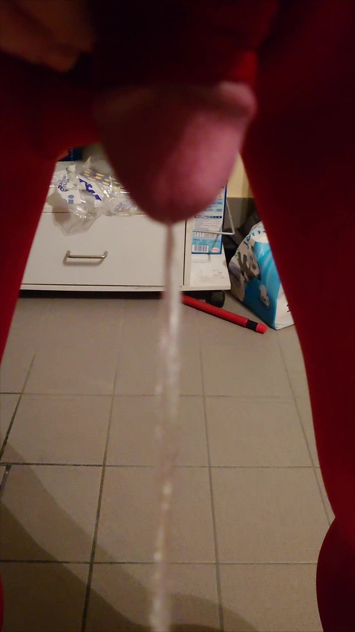 Carmen_Nylonjunge: लिंग आस्तीन के साथ लाल लेगिंग में घर पर पेशाब करना