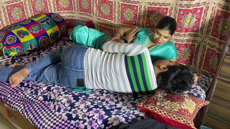 Desi Indian Wife: Güzel Hintli yenge gecelik içinde seks için azıyor