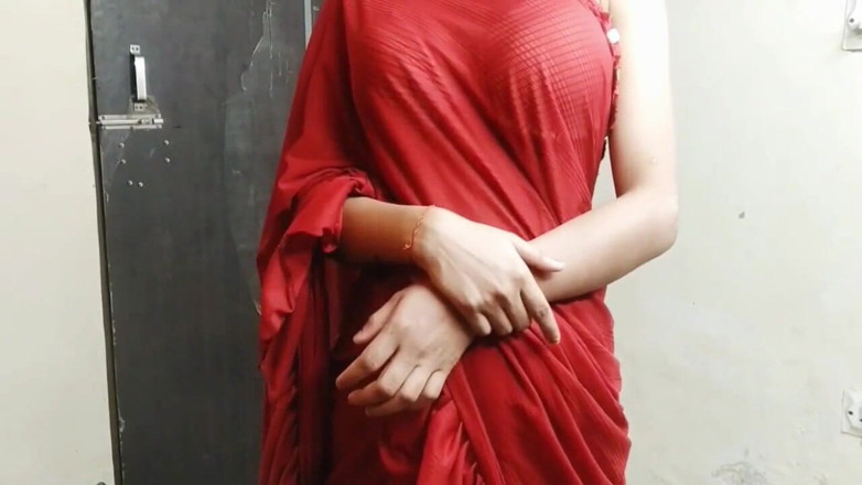 Desi college love: देसी युवा सौतेली मम्मी Priya ने अकेले घर पर भारतीय सौतेले बेटे के साथ धोखा और रफ सेक्स किया