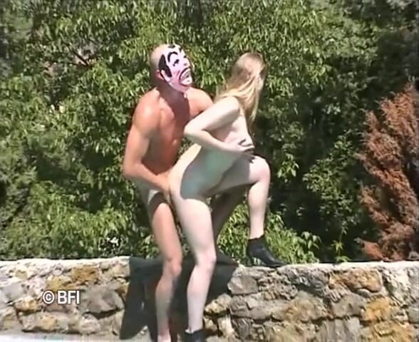 Hardcore Lovers of the world: fuck me in the open air