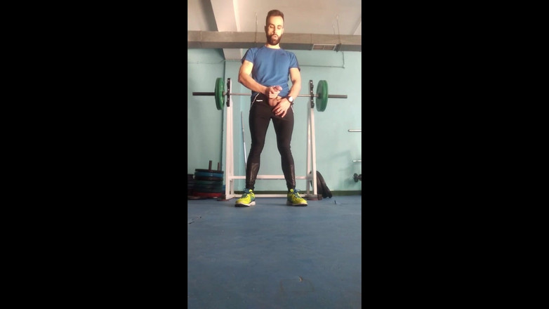 Zeus Ray: Nacktes Training im Fitnessstudio