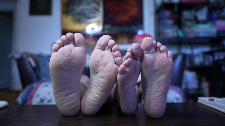 lilredvelvettt: Рогоносець біля наших ніг