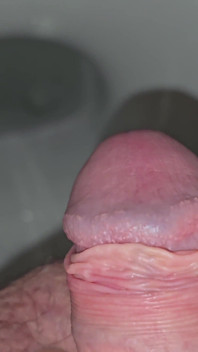 Aku kencing di toilet - close up - pov