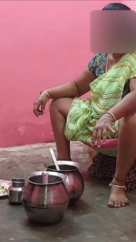 Tia estava sentada e comendo até que suas coxas fossem visível. Eu me emocionei em vê-la. Fui gozada interna e fiz sexo com ela.