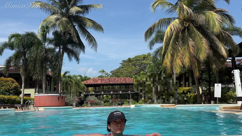 Princess Monica: 수영장에서 비키니를 입고 젖탱이와 보지를 노출