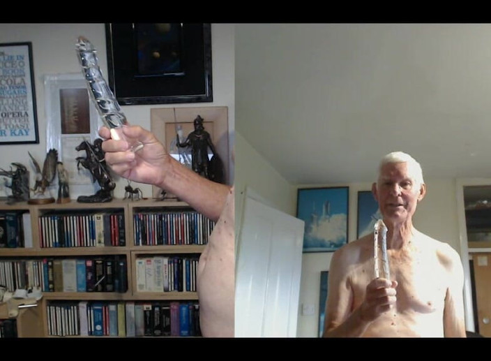 bigears: 玩弄9英寸玻璃鸡巴 -特写视图