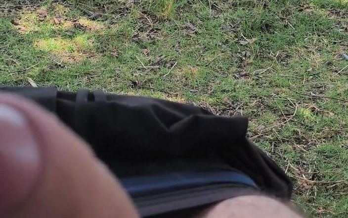 Charrterr: Pik tonen. Ik masturbeer buitenshuis terwijl een vrouw van een...