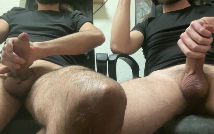 Nenesgaymers: Viendo porno y masturbándome con mi amigo