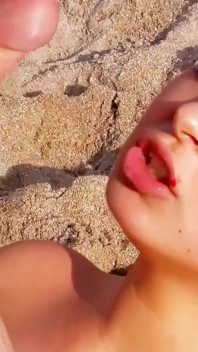 Mężczyźni pieprzą seksowną blondynkę nastolatkę Nicole Pearl na plaży