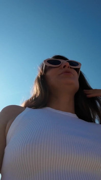 Talia mojando sus jeans y bragas en un paseo por la tarde