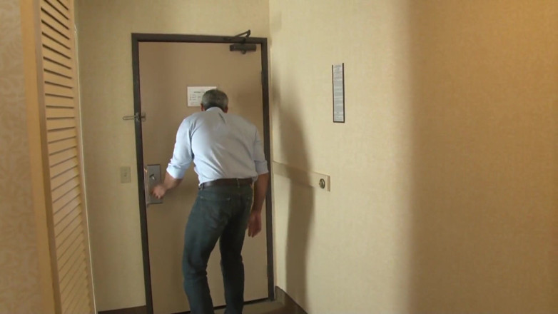 Radical: Tati argintiu fute o mamă sexy incitantă în camera de hotel