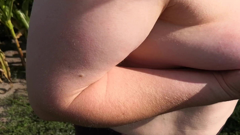 Bouncy Tits Action: मकई के खेत में मेरे स्तनों को थप्पड़ मारो