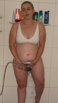 Duş başlığıyla duş altında mastürbasyon orgazmı