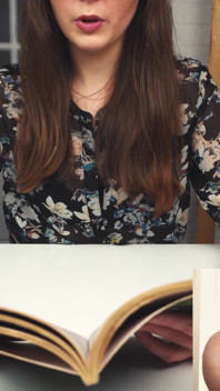 Doslovný orgasmus od mladé krásky. Sedí na vibrátoru