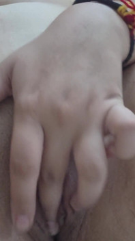 Enges desi-mädchen mit dem finger gefickt, bis sie squirtet