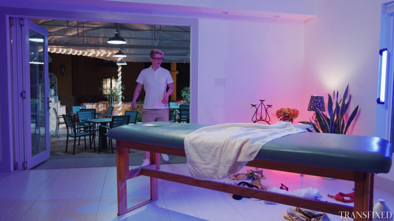 Transfixed ADULTTIME: Transfixed - trio sournois de masseuses trans avec une bombasse cis !