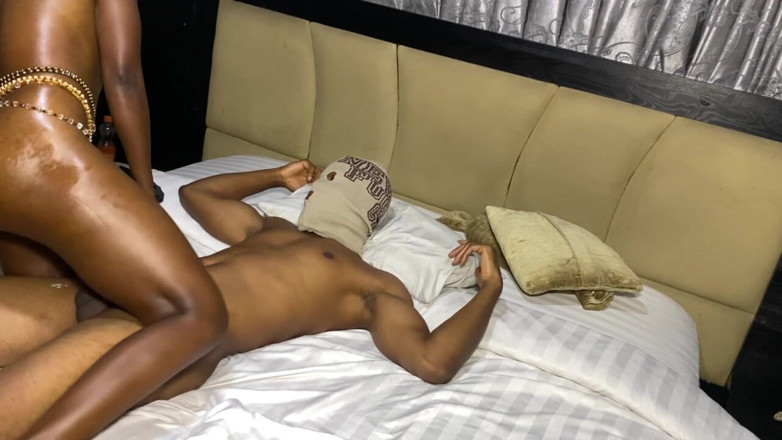 Sexy Berrie: Rude włosy otrzymały gigantycznego kutasa