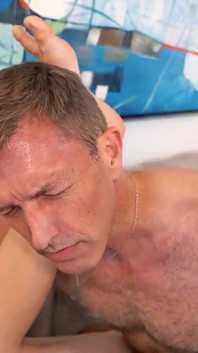 Twink spune adio tatălui său vitreg pervers lăsându-l să-i distrugă curul