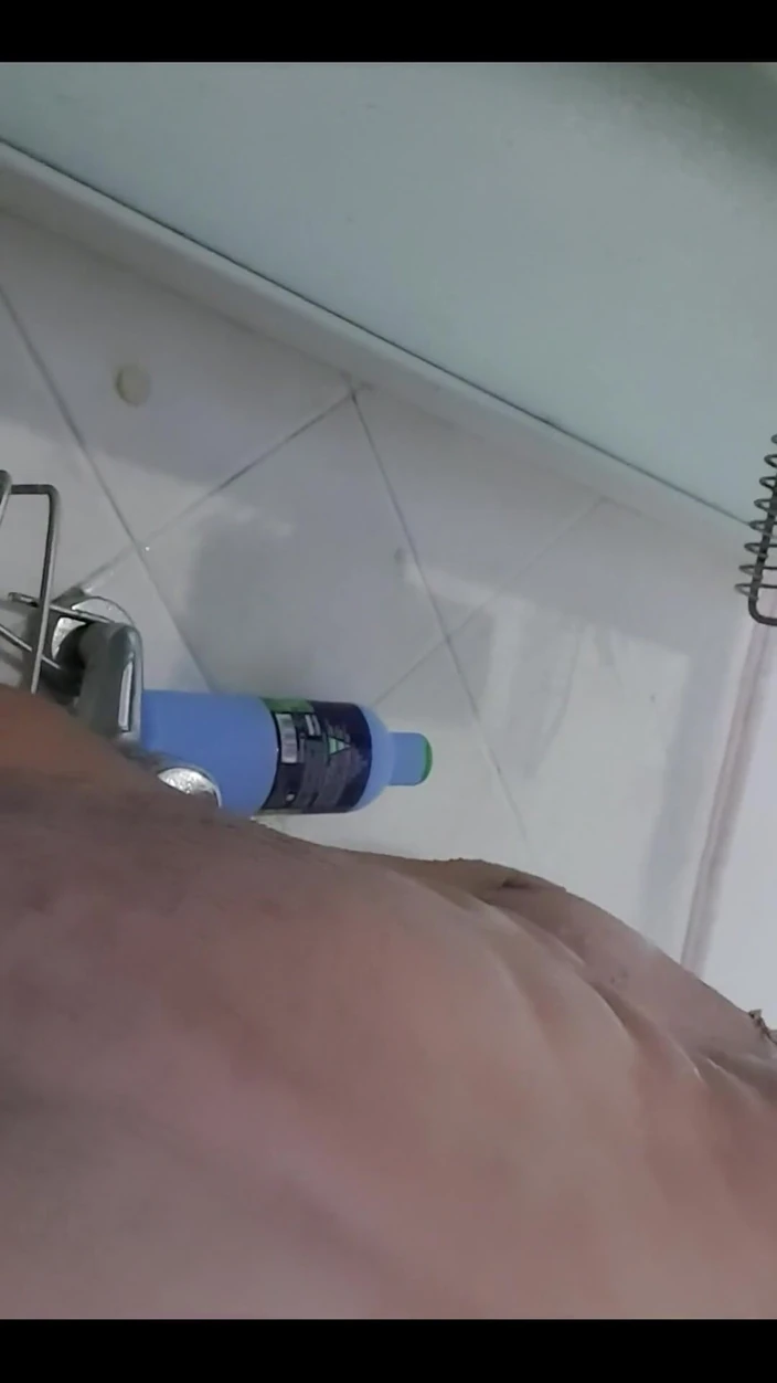 Boy jerking off: Приходи принять горячий душ со мной?