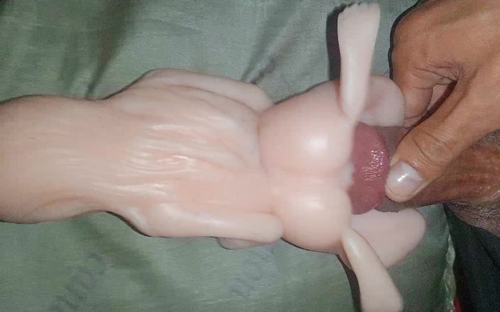 KingLeo: Fată sexy ejaculează spermă în cur