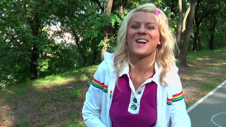 German Porn: Si blonde cantik memberikan blowjob di luar