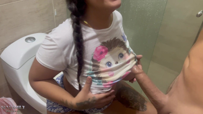 Bigboobssex: 我的继妹正在打扫浴室，我进来给她取暖，并在淋浴时操她