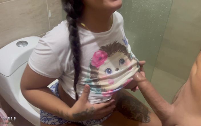 Bigboobssex: 我的继妹正在打扫浴室，我进来给她取暖，并在淋浴时操她
