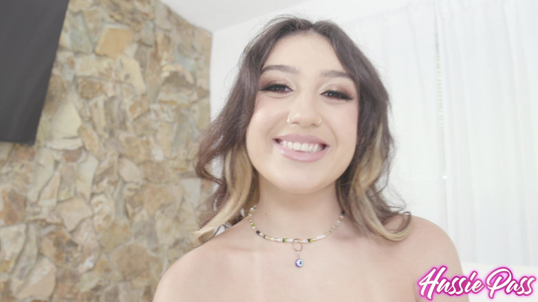 Hussie Auditions: La chica árabe y cubana de tamaño pint con gemas violetas...