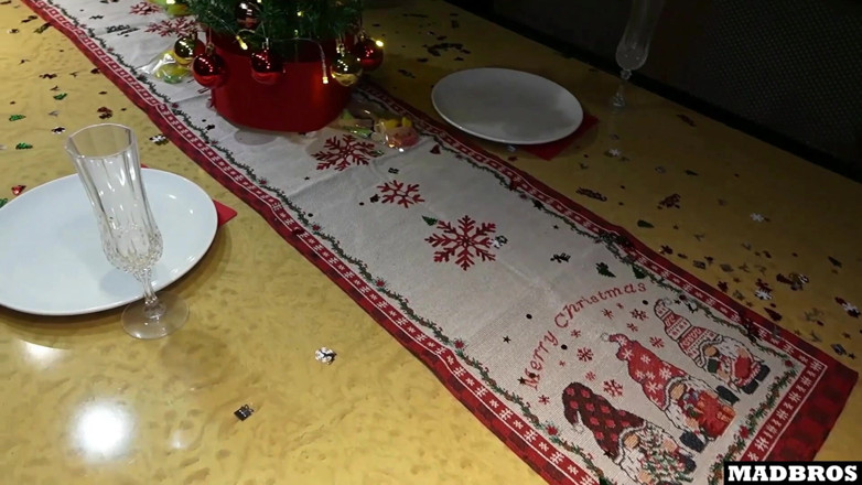 MadBros Prod: Dua Ibu Blonde Krismas Yang Cantik Dikongkek Dubur Di Bawah...