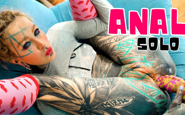 Anuskatzz: Mager tattoo-meisje speelt met haar anale gaatje - sextoy masturbatie