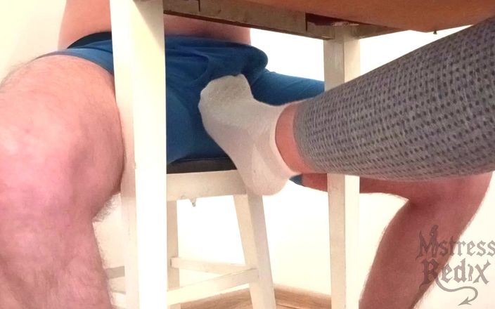 Mistress Redix: e orgasmo arruinado debaixo da mesa