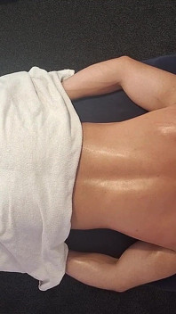 Weibliche Hände arbeiten tief an seinem körper, die vögel aus der sicht des fitnessstudios