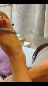 La déesse Kiffa adore les tongs havaianas sexy, domination et footjob
