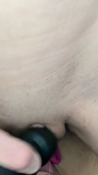 Ona oferuje mu swoją cipkę i wytryski, w tym świetne obciąganie, a on pieprzy ją, aby wepchnąć całą swoją spermę głęboko w jej cipkę