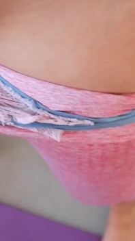 Antrenorul meu mi-a futut pizda în picioare și a ejaculat în pantalonii mei de yoga!
