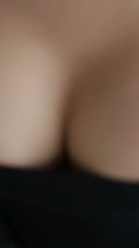 Ladyboystar - un'adorabile in un abito nero posa per il mio obiettivo