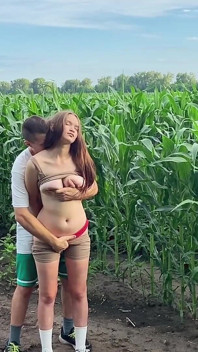 Hermanastro tiene sexo con hermanastra mientras camina por un maizal
